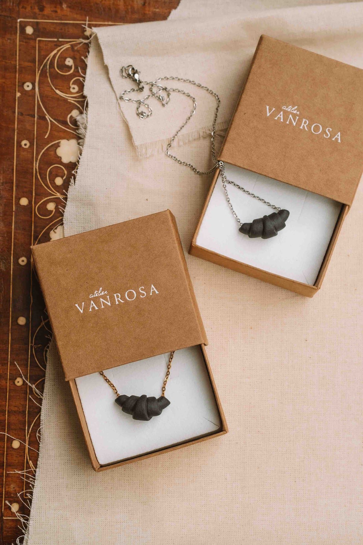 croissant necklace noir (gilded)