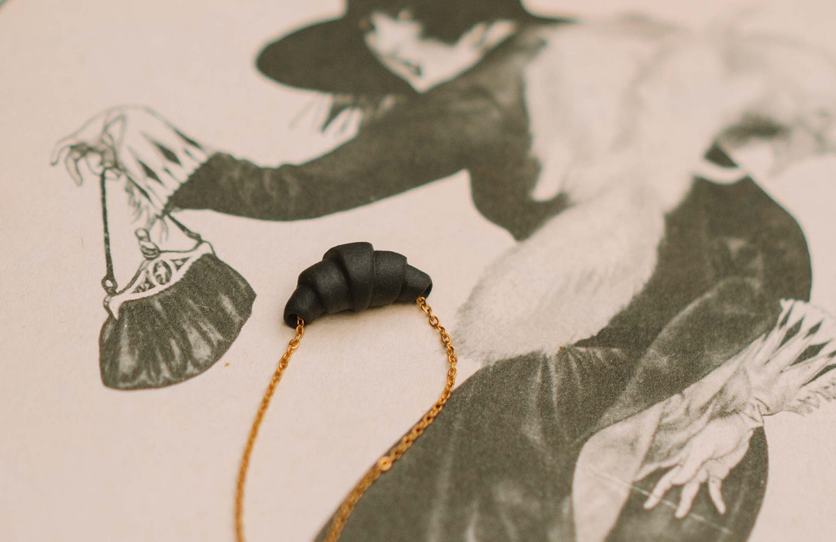 croissant necklace noir (gilded)