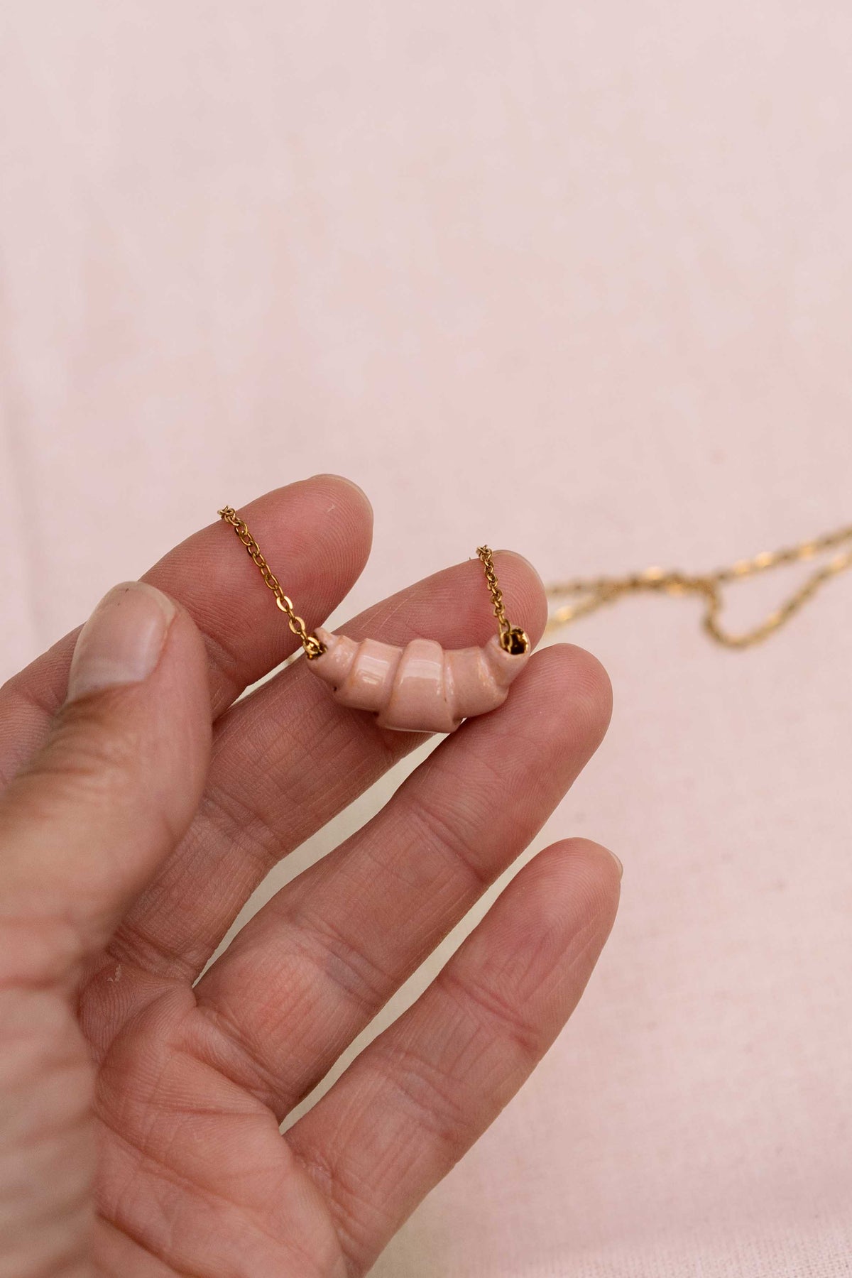 Croissant necklace pink