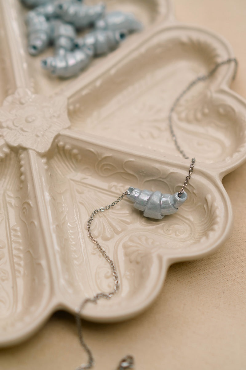 Croissant ketting blauw B-keus