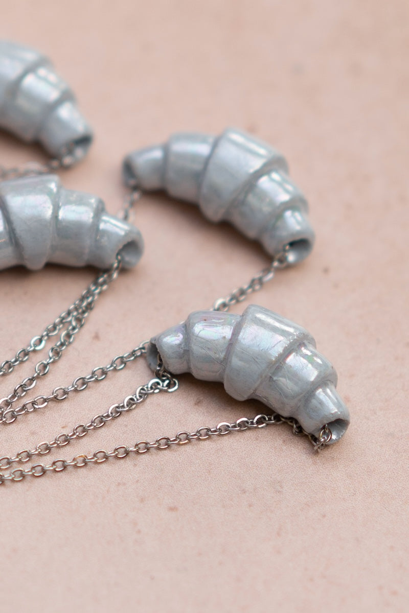 Croissant ketting blauw B-keus