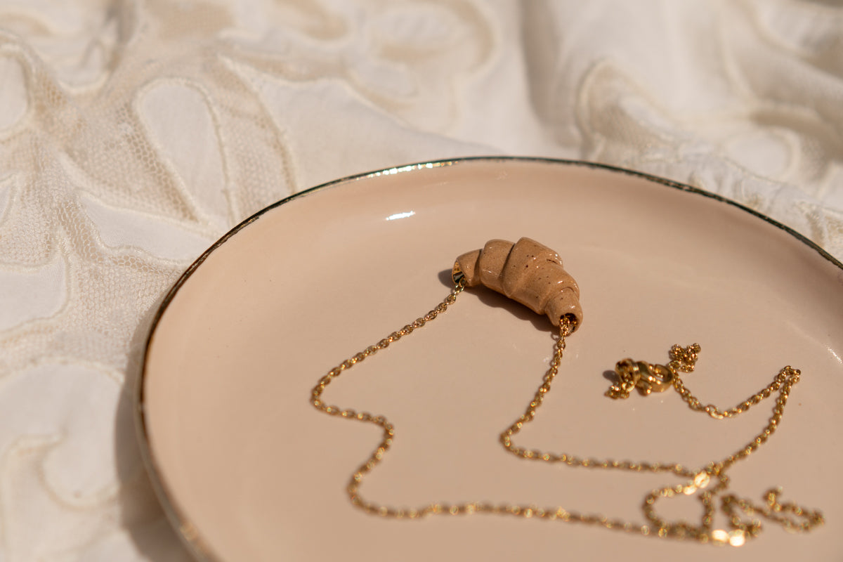 Croissant necklace natural