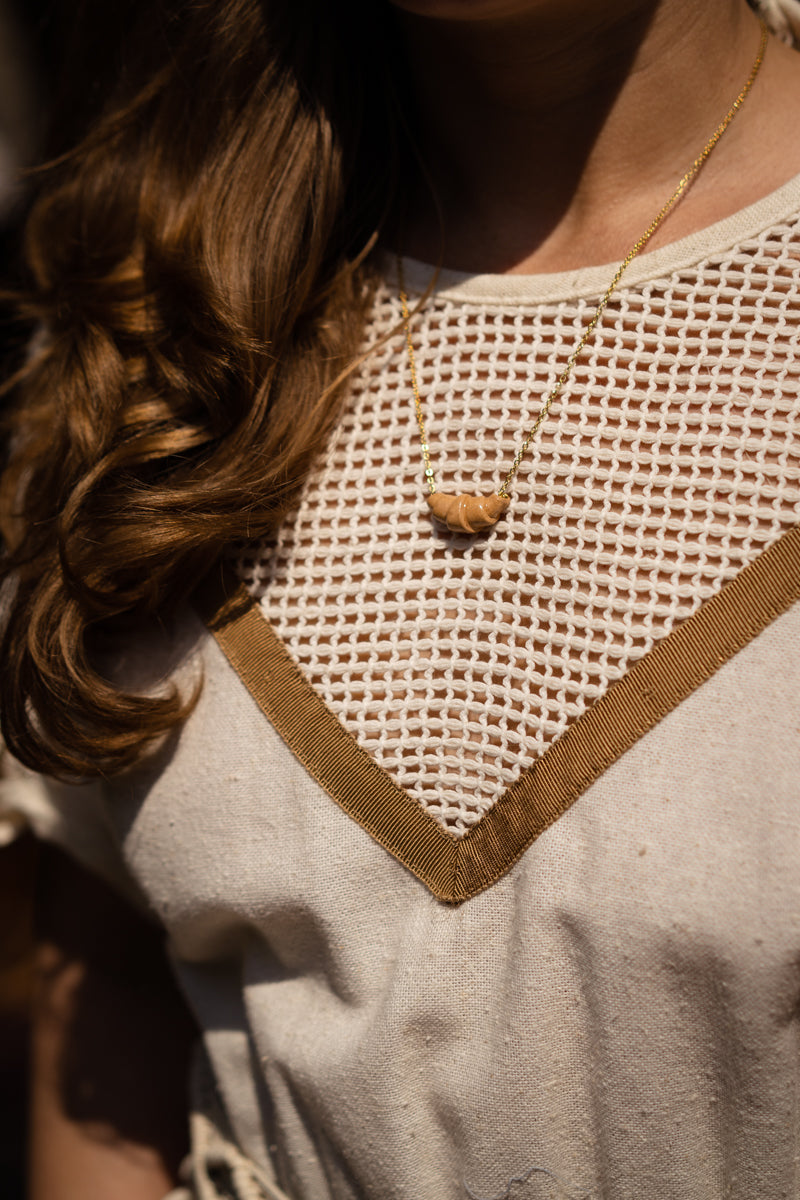 Croissant necklace natural
