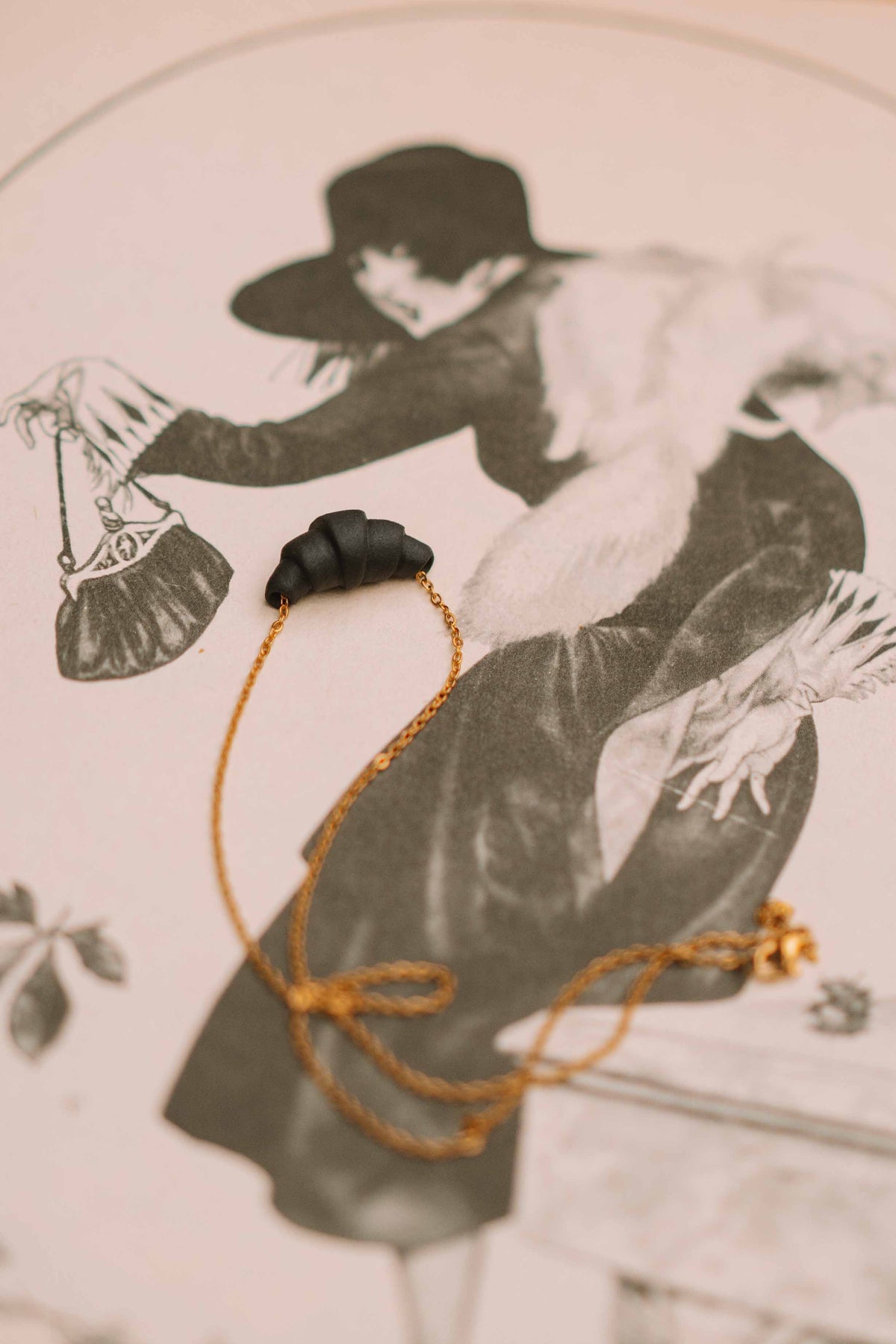 croissant necklace noir (gilded)