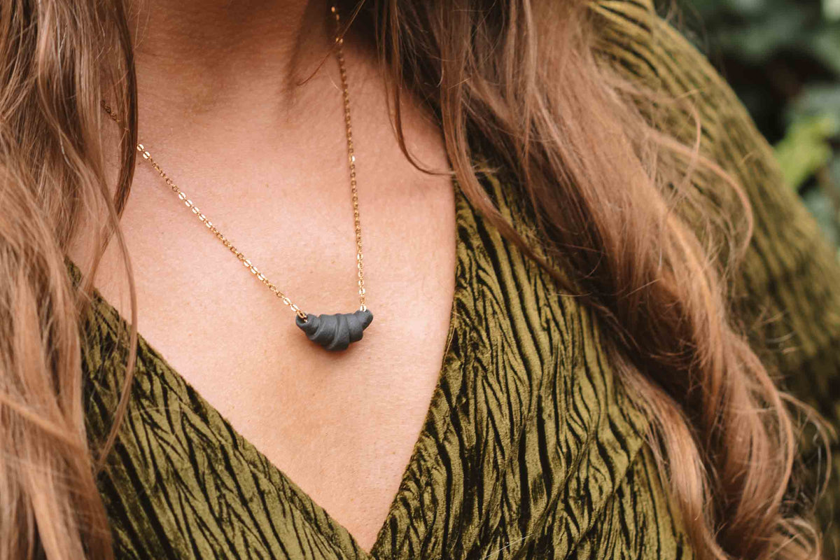 croissant necklace noir (gilded)