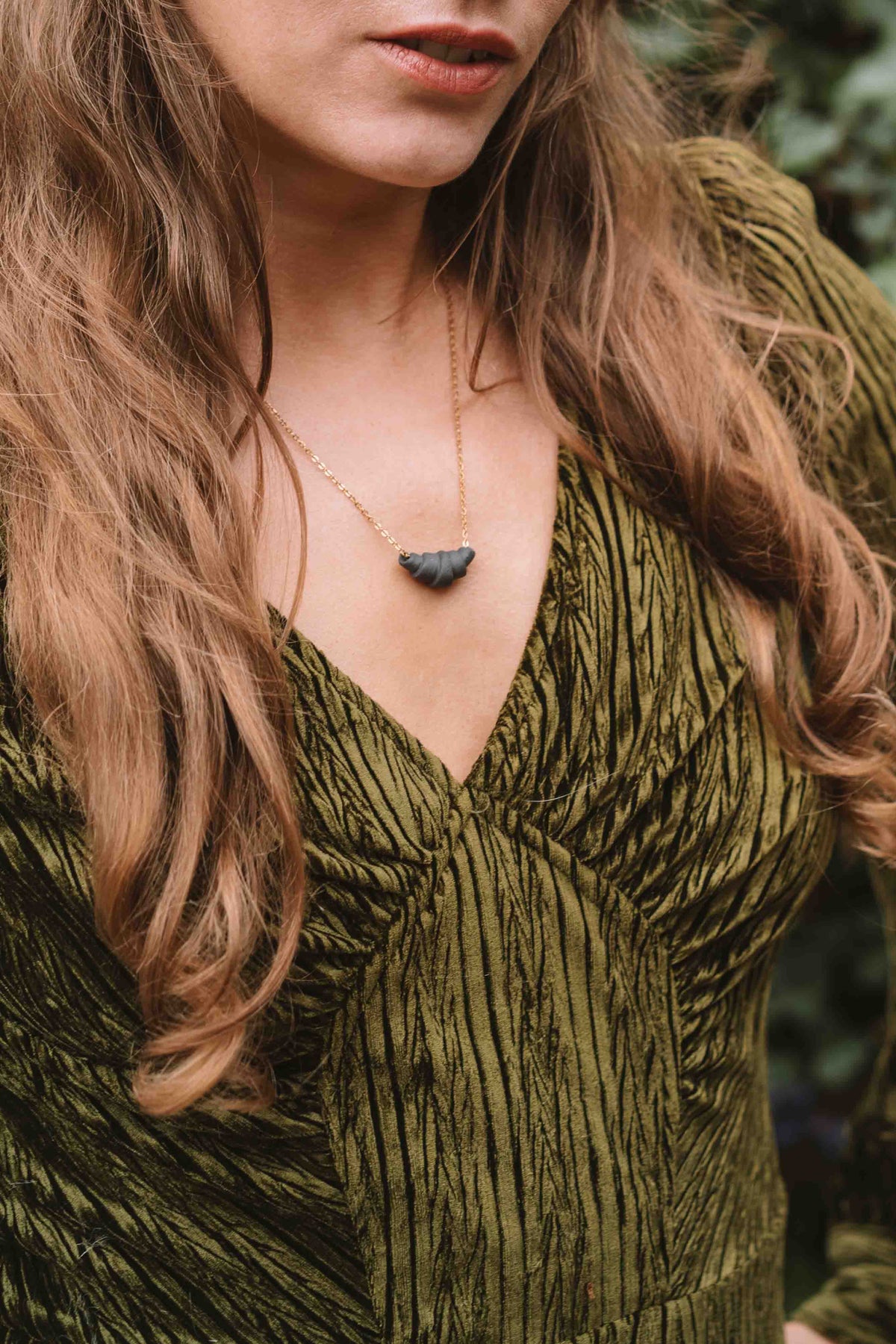 croissant necklace noir (gilded)
