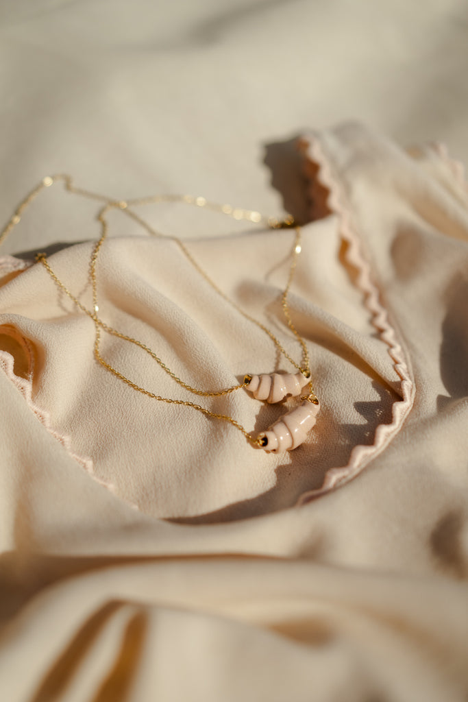 Croissant necklace rosé (groot)