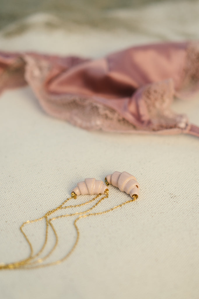 Croissant necklace rosé (groot)