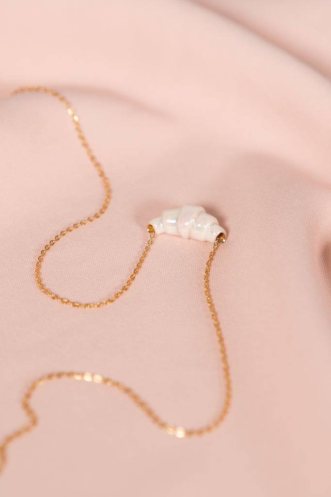 Croissant necklace perle